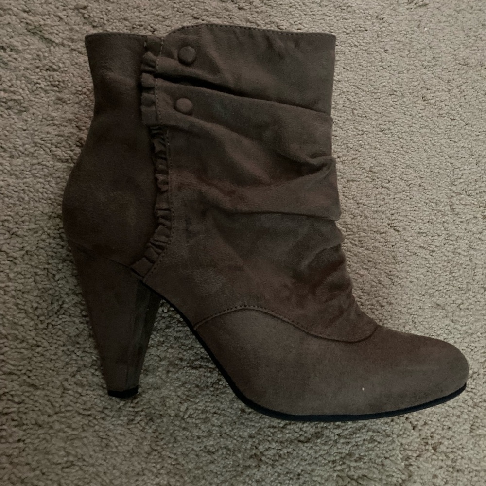 Size 10 wide taupe block heel faux suede cloud walker boots. Comes with the box.